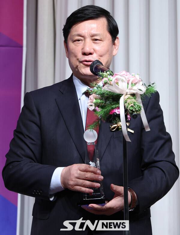 허구연 KBO 총재가 10일 오전 서울 강남구 리베라호텔에서 열린 2024 뉴트리디데이 일구상 시상식에서 일구대상을 수상한 뒤 소감을 밝히고 있다. 사진┃뉴시스