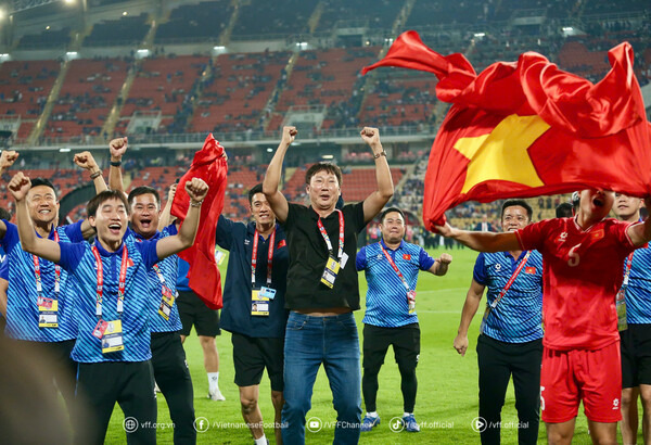 5일(한국시각) 태국 방콕의 라차망칼라 국립경기장에서 열린 2024 아세안축구연맹(AFF) 미쓰비시일렉트리컵(미쓰비시컵) 결승에서 '라이벌' 태국(97위)을 꺾고 우승을 차지한 김상식 감독이 경기 직후 기뻐하고 있다. 사진┃베트남축구협회