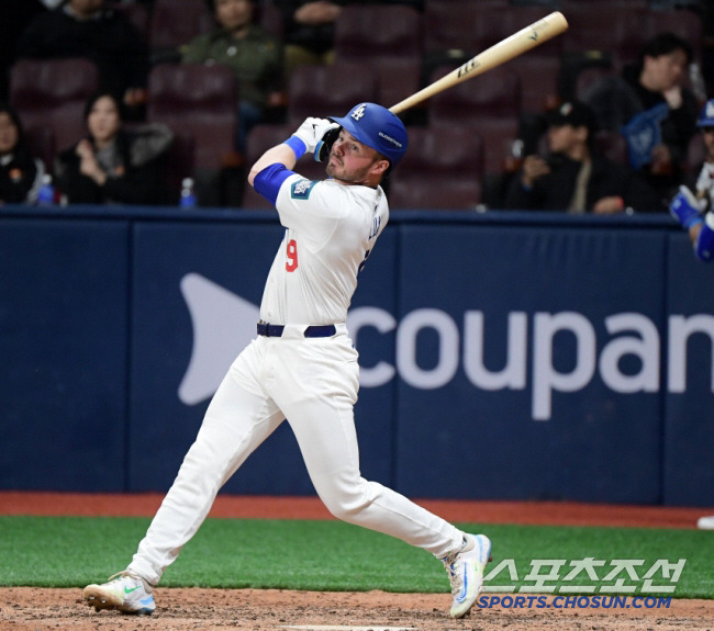 17일 서울 고척스카이돔에서 열린 MLB 월드투어 서울 시리즈 스페셜 게임 LA 다저스와 키움 히어로즈 경기. 6회초 2사 1루 럭스가 2루타를 치고 있다. 고척=정재근 기자 cjg@sportschosun.com/2024.3.17/