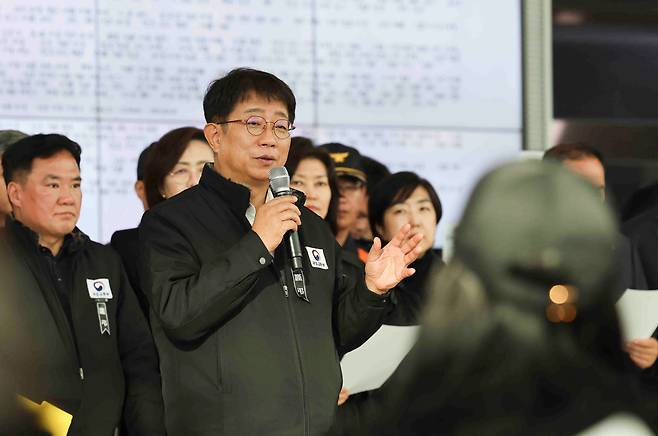 박상우 국토교통부 장관이 지난 4일 오전 전남 무안군 무안국제공항에서 열린 국토교통부 중앙사고수습대책본부의 제주항공 여객기 참사 희생자 유가족 대상 브리핑에서 발언하고 있다. /뉴시스