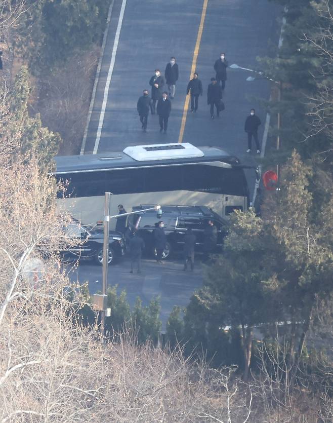 공수처의 윤석열 대통령에 대한 체포영장 집행이 중지된 3일 오후 서울 용산구 한남동 대통령 관저에서 관계자들이 철수하고 있다./뉴시스