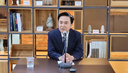 김태흠 지사가 6일 도청 기자실을 찾아 탄핵시국 등에 대한 입장을 나타냈다. 김동근 기자