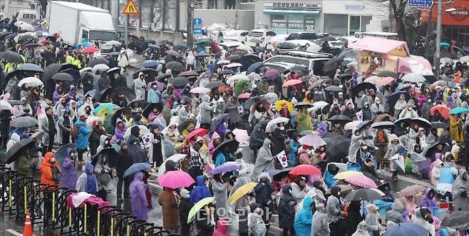 12·3 비상계엄 사태 후 내란수괴(우두머리)로 체포영장이 발부된 윤석열 대통령에 대한 공수처의 체포영장 집행시도가 무산된 가운데 5일 오후 서울 용산구 한남동 대통령 관저 앞에서 윤석열 대통령 탄핵 및 체포 반대 집회가 열리고 있다. ⓒ데일리안 홍금표 기자