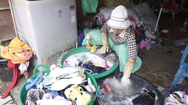 타이 동부의 캄보디아 인근 국경지대에 있는 롱끌르아 중고시장에서는 한국·미국·영국·파키스탄·캄보디아 등에서 수입된 신발들이 세탁돼 재판매된다. 캄보디아 노동자가 신발을 세탁하는 모습. 조윤상 피디