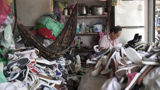 취재팀이 추적기를 달아 보낸 신발이 멈춘 곳은 롱끌르아 시장 중고신발 판매점이었다. 이곳 상인 짜란(56)은 신발이 잘 안 팔린다며 남은 재고는 버려진다고 했다. 조윤상 피디