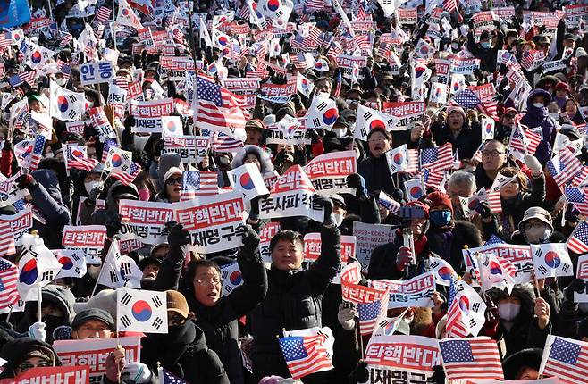 지난해 12월14일 오후 서울 광화문에서 열린 ‘자유 대한민국 수호 국민혁명대회’에서 참석자들이 탄핵 반대 구호를 외치고 있다. 부정선거 음모론 등 가짜 뉴스가 ‘대안적 사실’로 받아들여지면서 정치적 갈등이 증폭되고 있다. 연합뉴스