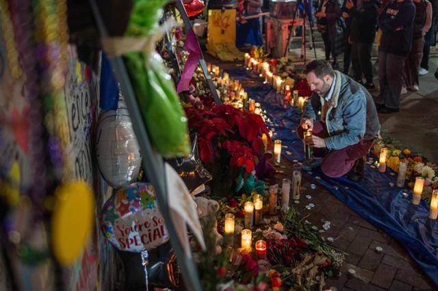 4일 미국 루이지애나주 뉴올리언스 시내에서 사흘 전 발생한 차량 돌진 테러로 희생된 사람들을 기리기 위한 촛불 추모식이 열리고 있다. 뉴올리언스=EPA 연합뉴스