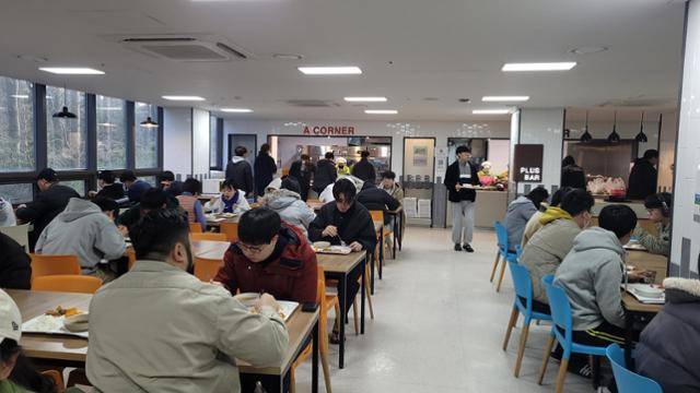제주대학생들이 식당에서 천원의아침밥을 이용하고 있다. 제주도 제공