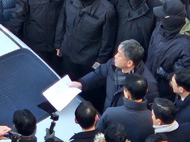 이대환 공수처 부장검사가 3일 서울 한남동 대통령 관저 검문소에 진입해 윤석열 대통령에 대한 체포영장을 집행하려 하자 육군 수도방위사령부 55경비단 병력이 이를 저지하고 있다. 뉴스1