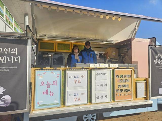 제주항공 여객기 참사 이후 무안국제공항에서 자원봉사를 하고 있는 청각장애인 부부. 전남도 제공