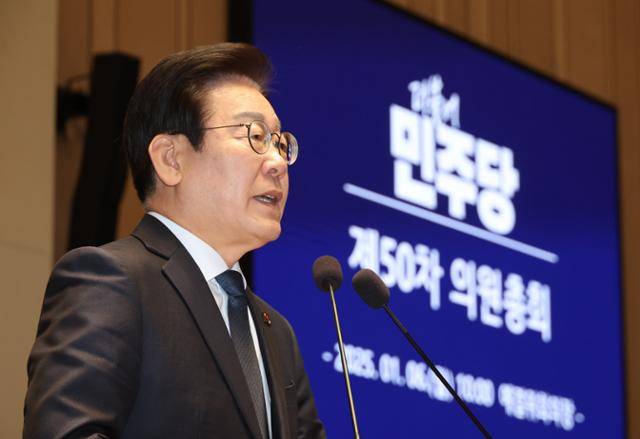 이재명 더불어민주당 대표가 6일 서울 여의도 국회에서 열린 비상의원총회에서 발언하고 있다. 뉴시스