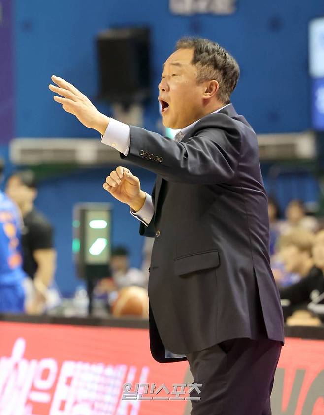 2024-2025 KCC 프로농구 서울 삼성과 부산 KCC 경기가 6일 오후 잠실실내체육관에서 열렸다. KCC 전창진 감독이 경기중 선수들을 독려하고 있다. 잠실=정시종 기자 capa@edaily.co.kr /2025.01.06.