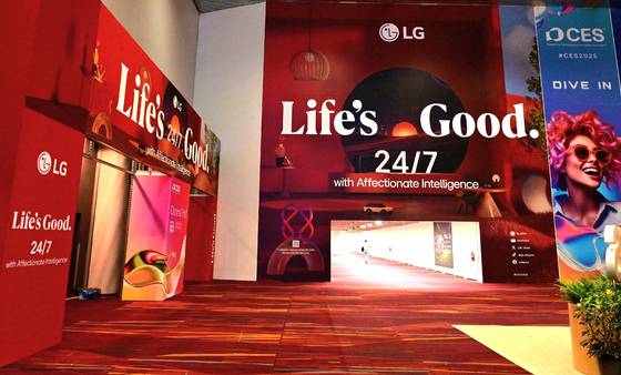 LG전자가 7일~10일(현지시간) 세계 최대 가전·IT 전시회 ‘CES 2025’가 열리는 美 라스베이거스 컨벤션센터(LVCC)에서 '공감지능과 함께하는 일상의 라이프스 굿(Life's Good 24/7 with Affectionate Intelligence)' 메시지를 담은 광고로 전 세계 관람객을 맞이한다. 사진 LG전자