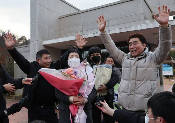 사건 발생 24년 만에 재심에서 무죄를 선고받은 김신혜 씨가 6일 전남 장흥군 용산면 장흥교도소에서 취재진의 질문을 받고 있다.   연합뉴스