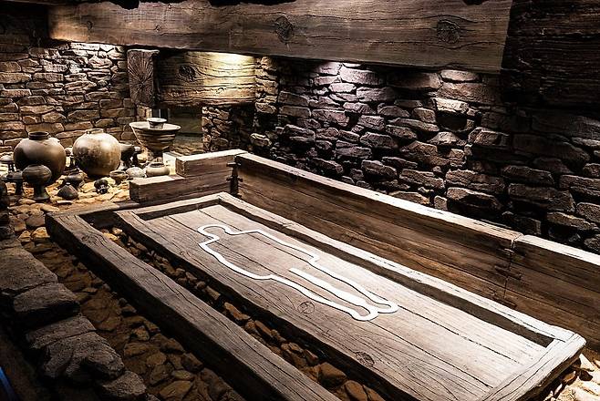 말이산고분전시관에 재현한 4호분 구덩식돌덧널무덤의 내부