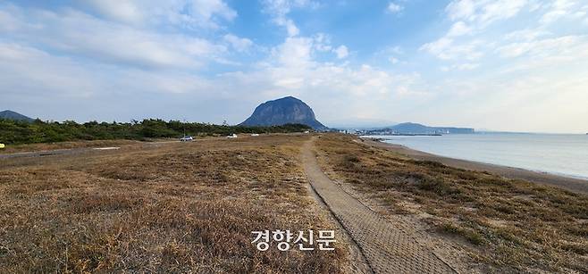 차도와 보도, 올레길 등으로 단절돼 있는 제주 안덕면 사계리의 해안사구. 멀리 유네스코 세계지질공원인 산방산과 용머리해안이 보인다. 김기범기자