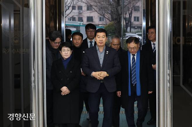 국수본 찾은 민주당 국회 행정안전위원회 신정훈 위원장을 비롯한 더불어민주당 의원들이 윤석열 대통령에 대한 수사와 관련해 6일 서울 서대문구 경찰 국가수사본부를 방문하고 있다. 성동훈 기자