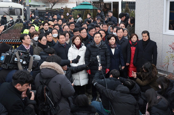 국민의힘 의원들이 체포 위기에 놓인 윤석열 대통령을 지키기 위해 6일 서울 용산구 한남동 대통령 관저 앞에 모여 입장을 발표하고 있다. 이날 관저 앞에 모인 국민의힘 의원은 40여 명으로, 이 가운데 부산 경남 울산 의원은 11명이었다.  김정록 기자