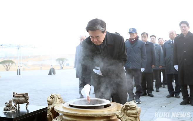 김태흠 충남지사가 6일 충남보훈공원에서 을사년 신년을 맞아 충혼탑을 참배하고 있다.