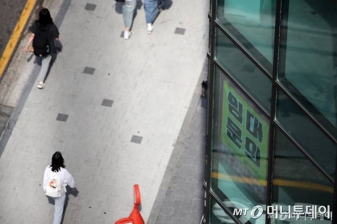 22일 서울 시내의 한 대학가에 상점들에 임대 안내문에 게시돼 있다. /사진=뉴스1