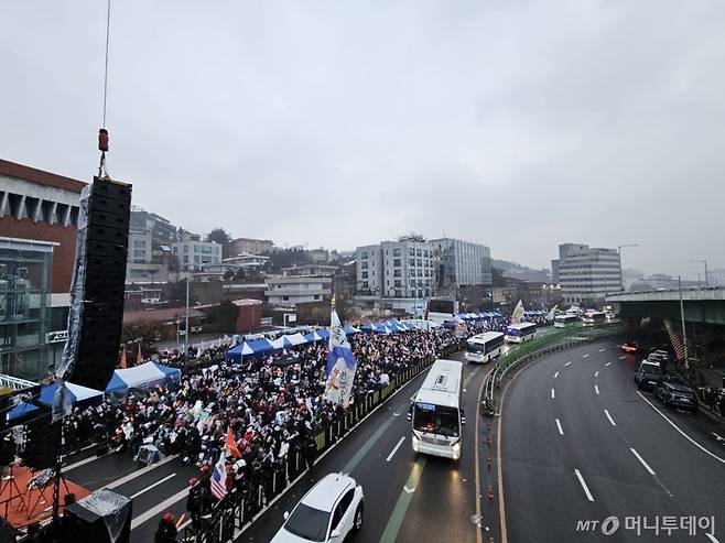 6일 오전 서울 용산구 한남동 국제루터교회 앞에서 보수단체 회원들이 집회를 하고 있다. /사진=정세진 기자