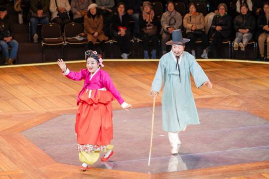 ‘마당놀이 모듬전’의 ‘심봉사’ 역을 맡은 배우 윤문식(오른쪽)과 ‘뺑덕’ 김성녀