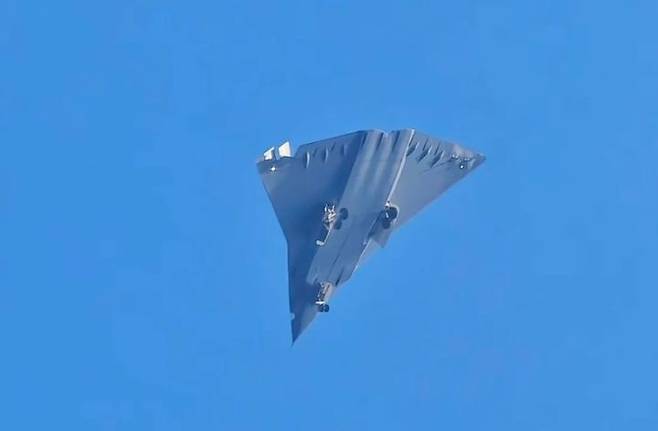 [서울=뉴시스] 중국 웨이보에서 지난달 26일 모습을 드러낸 6세대 스텔스 전투기. 군사전문가들은 전투기가 아닌 장거리 전투 폭격기 J-36로 보고 있다.(출처: SCMP) 2025.01.06. *재판매 및 DB 금지