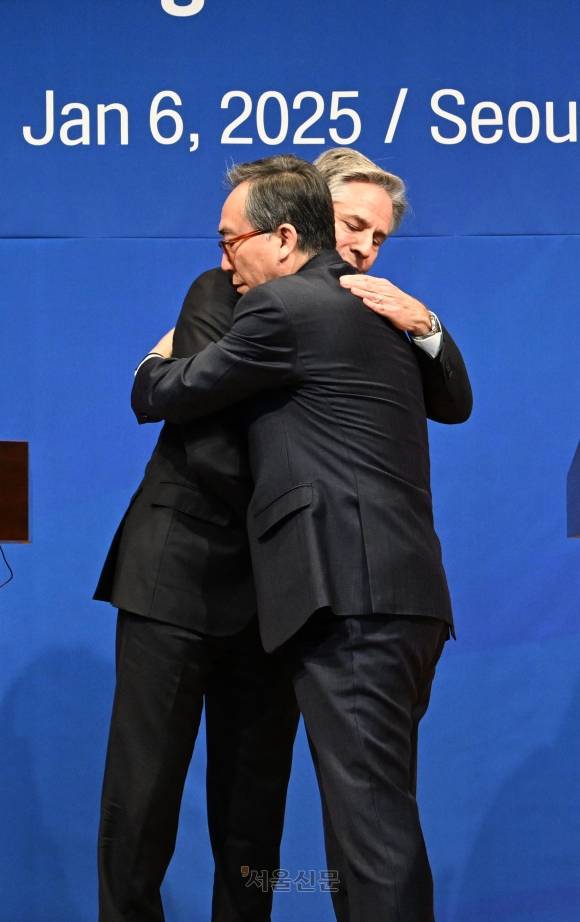 조태열 외교부 장관과 토니 블링컨 미국 국무장관이 6일 서울 종로구 정부서울청사 외교부에서 합동 기자회견을 마친 뒤 인사하고 있다. 2025.1.6. 도준석 전문기자