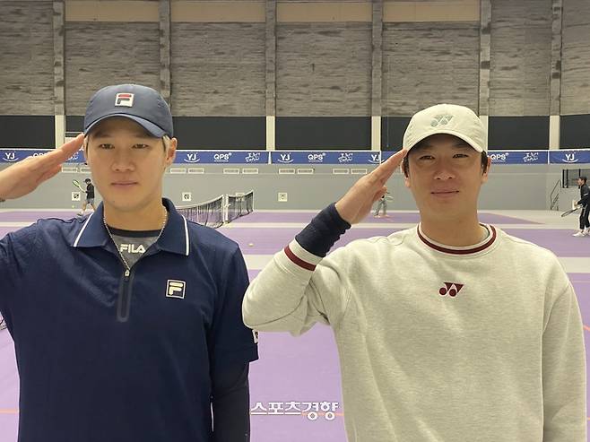 권순우(왼쪽)과 홍성찬이 지난해 연말 본지와 인터뷰 뒤 경례 포즈를 취하고 있다. 이정호 기자