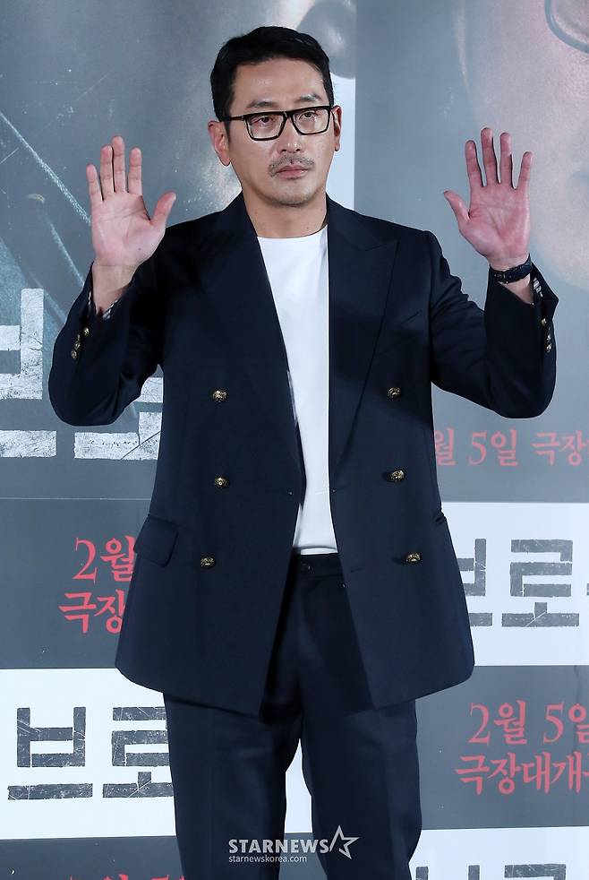 배우 하정우가 6일 오전 서울 광진구 롯데시네마 건대입구에서 진행된 영화 '브로큰' 제작보고회에 참석해 포즈를 취하고 있다.   '브로큰'은 시체로 돌아온 동생과 사라진 그의 아내, 사건을 예견한 베스트셀러 소설까지, 모든 것이 얽혀버린 그날 밤의 진실을 밝히기 위해 끝까지 달려가는 민태(하정우 분)의 분노의 추적을 그린 이야기. 오는 2월 5일 개봉. 2025.01.06 /사진=김창현 chmt@