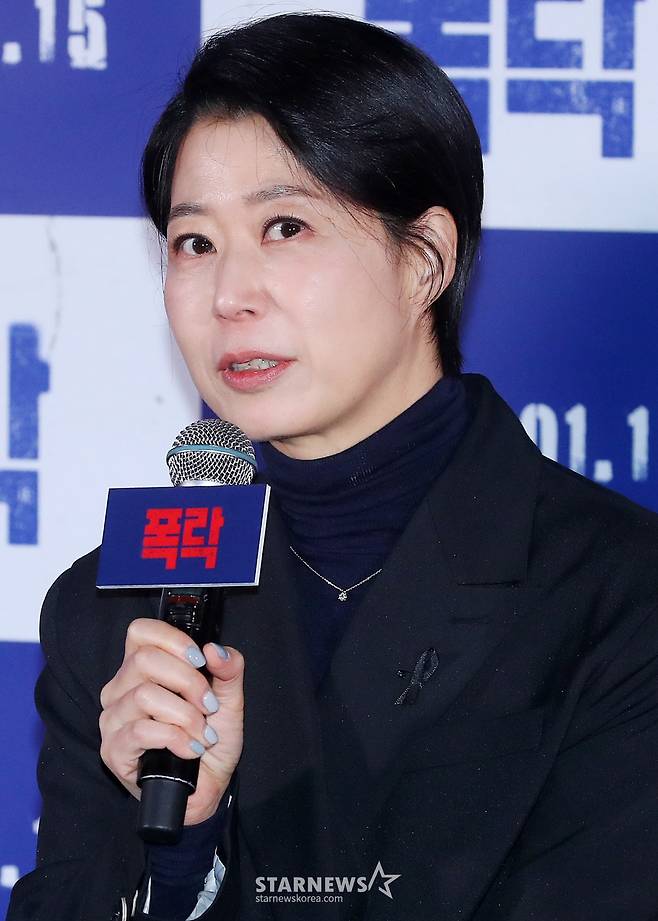 배우 소희정이 6일 오후 서울 용산구 아이파크몰 CGV에서 진행된 영화 '폭락' 언론시사회 및 기자간담회에 참석해 인사말을 하고 있다.  '폭락'은 고(故) 송재림 배우의 유작이자 가상화폐 시장에 뛰어든 청년 사업가 혹은 사기꾼의 이야기를 그린 영화다. 오는 15일 개봉. 2025.01.06 /사진=김창현 chmt@