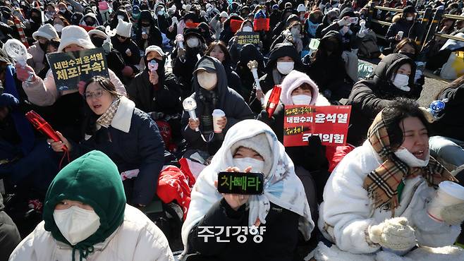 전국농민회총연맹이 트랙터를 몰고 서울 한남동 대통령 관저로 향하다 서울 서초구 남태령 일대에서 가로막혀 밤새 대치한 다음 날인 2024년 12월 22일 시민들이 모여 집회를 이어나가고 있다. 정효진 기자