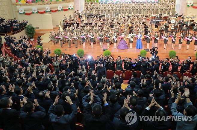 북한, 수소탄 성공 축하연 조선중앙통신은 "2017년 9월10일 수소탄 실험 성공 기념 축하연에 김정은 총비서와 발사 관계자들이 참석했다"고 보도했다. 
[조선중앙통신 사진]