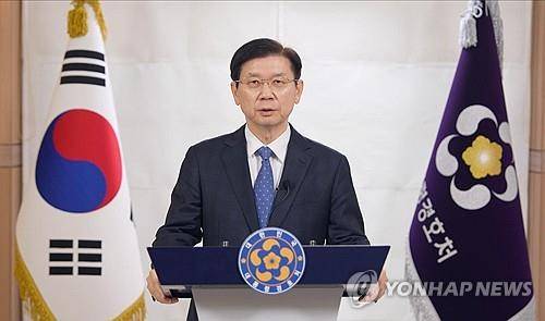 박종준 경호처장, 공수처 대통령 체포영장 집행 관련 입장 발표  (서울=연합뉴스) 홍해인 기자 = 박종준 대통령 경호처장이 5일 오후 서울 한남동 대통령 관저 지역에서 지난 3일 고위공직자범죄수사처의 윤석열 대통령에 대한 체포영장 집행 관련 입장을 발표하고 있다. 2025.1.5 [대통령경호처 제공. 재판매 및 DB 금지]
    hihong@yna.co.kr