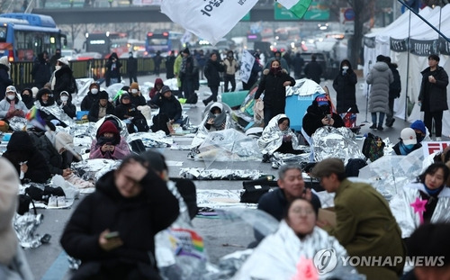 비상행동, 관저 앞 철야투쟁 (서울=연합뉴스) 김인철 기자 = 윤석열 대통령의 체포영장 유효기간 만료일인 6일 오전 서울 용산구 한남동 대통령 관저 앞 한남대로에서 '윤석열 즉각 퇴진·사회 대개혁 비상행동'(비상행동) 측 참가자들이 철야투쟁을 이어가고 있다. 2025.1.6 yatoya@yna.co.kr