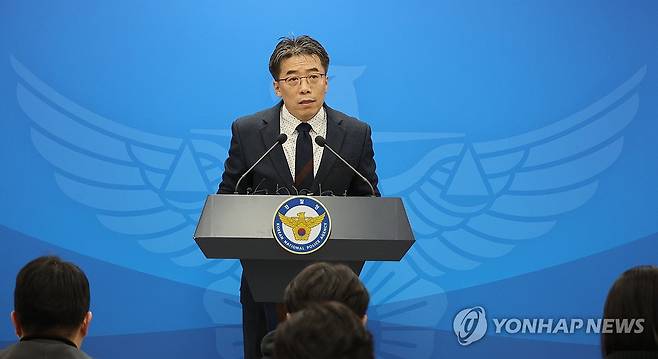 경찰, 공수처 '尹체포일임' 사실상 거부 (서울=연합뉴스) 한상균 기자 = 백동흠 국가수사본부 비상계엄 특별수사단 부단장이 6일 서울 서대문구 경찰청에서 공수처의 윤석열 대통령 체포영장 집행 지휘 공문에 대한 입장을 밝히고 있다. 2025.1.6 xyz@yna.co.kr