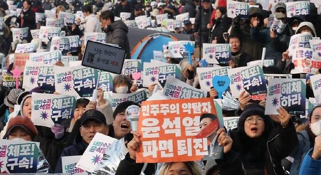 6일 오후 서울 용산구 한남동 대통령 관저 인근에서 민주노총 등 진보단체 회원들이 탄핵 찬성 집회를 하고 있다.(사진=연합뉴스)