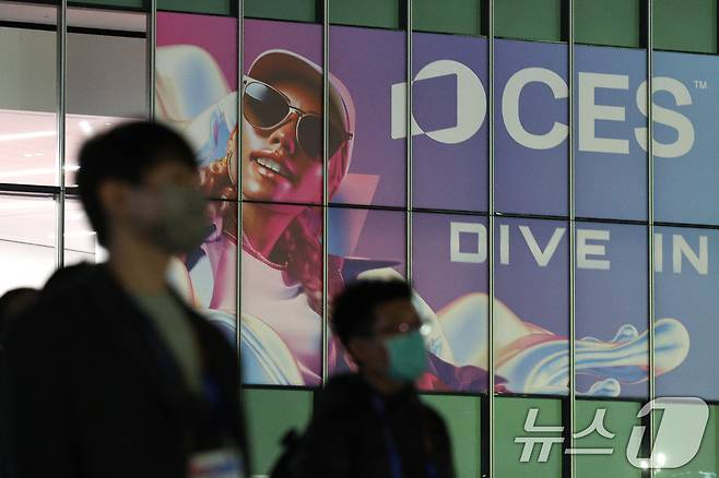 세계 최대 IT(정보기술)·가전 전시회 'CES 2025' 개막을 이틀 앞둔 4일(현지시간) 미국 네바다주 라스베이거스 컨벤션센터(LVCC)에서 관계자들이 광고물을 설치하고 있다. '다이브 인'(Dive in)을 주제로 오는 7일부터 10일까지는 열리는 이번 전시회에는 전 세계 160개국에서 4,500여 개 기업이 참여해 전 세계 최신 기술 산업의 트렌드를 제시한다. 2025.1.5/뉴스1 ⓒ News1 신웅수 기자