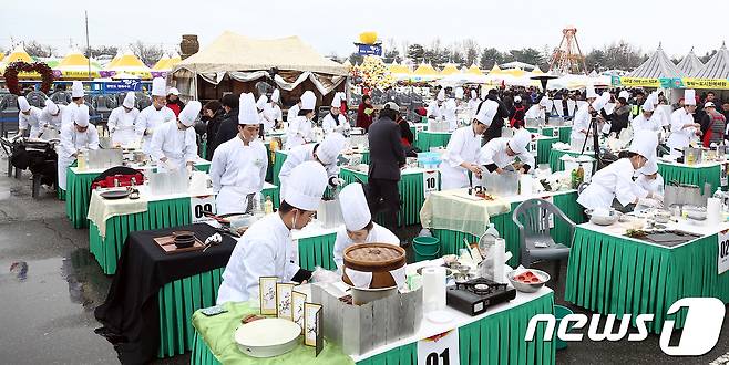 24일 경기 파주시 임진각광장에서 열린 파주장단콩축제 장단콩요리전국경연대회에서 참가자들이 요리에 열중하고 있다. 2018.11.24/뉴스1 ⓒ News1 신웅수 기자