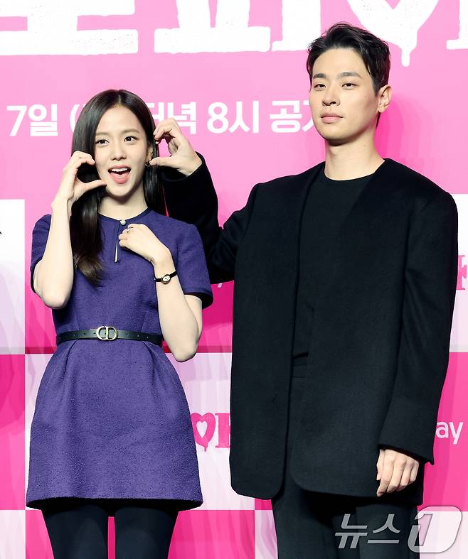 배우 박정민과 블랙핑크 지수(왼쪽)가 7일 서울 영등포구 콘래드 서울 호텔에서 열린 쿠팡플레이 시리즈 '뉴토피아' 제작발표회에서 포즈를 취하고 있다.  ⓒ News1 권현진 기자