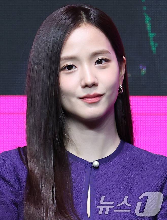 블랙핑크 지수가 7일 서울 영등포구 콘래드 서울 호텔에서 열린 쿠팡플레이 시리즈 '뉴토피아' 제작발표회에서 매력을 발산하고 있다. ⓒ News1 권현진 기자