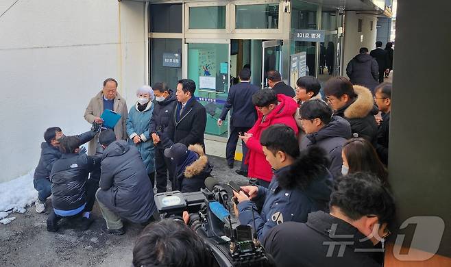7일 춘천지법에서 '훈련병 사망사건' 피해자 측 변호인과 유가족 등이 1심 재판 결과에 대한 입장을 설명하고 있다. 2025.1.7/뉴스1