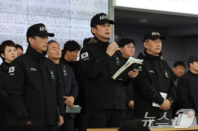 이승렬 항공철도사고조사위원회 조사단장이 3일 전남 무안군 무안국제공항에서 제주항공 여객기 참사 관련 브리핑을 하고 있다. 2025.1.3/뉴스1 ⓒ News1 김진환 기자