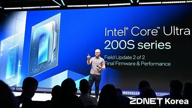 코어 울트라 200S 성능 관련 문제 해결책을 소개하는 로버트 할록 인텔 클라이언트 AI 및 기술 마케팅 총괄. (사진=지디넷코리아)