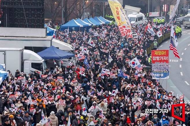 고위공직자범죄수사처가 윤석열 대통령에 대한 체포영장 집행 관련 업무를 경찰에 일임하겠다는 공문을 발송한 6일 서울 용산구 대통령 관저 인근에 모인 보수단체 소속 관계자들이 윤 대통령 체포 반대를 촉구하고 있다. 강진형 기자