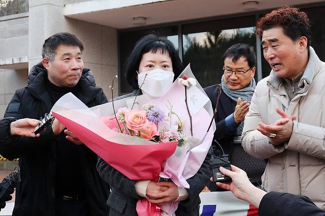 사건 발생 24년 만에 재심에서 무죄를 선고받은 김신혜 씨가 6일 오후 전남 장흥군 용산면 장흥교도소에서 석방된 뒤 발언하고 있다. 화성 연쇄 살인사건의 진범으로 몰려 20년 간 옥살이를 하다 재심으로 무죄를 받은 윤성여(왼쪽)씨와 낙동강변 살인사건으로 21년 만에 풀려나 재심에서 무죄를 받은 장동익(오른쪽)씨가 김씨를 축하하고 있다./ 연합뉴스