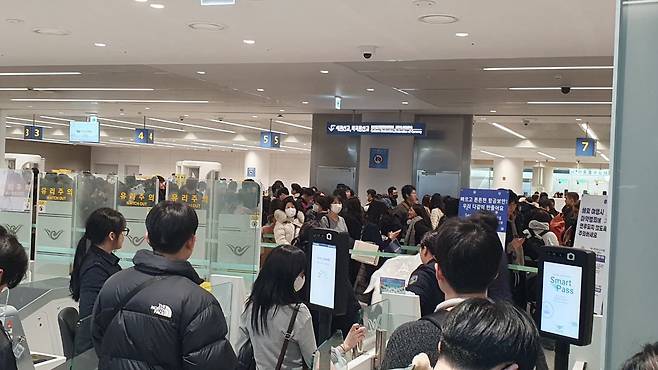 3일 인천국제공항 제2여객터미널의 출국장 안에서 보안 수속을 기다리는 탑승객들이 줄을 서고 있다 /유병훈 기자