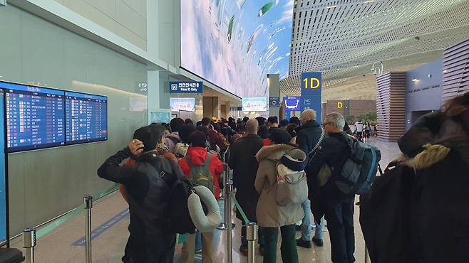3일 오전 인천국제공항 제2여객터미널의 출국장 입구에서 줄을 서 기다리는 탑승객들 /유병훈 기자