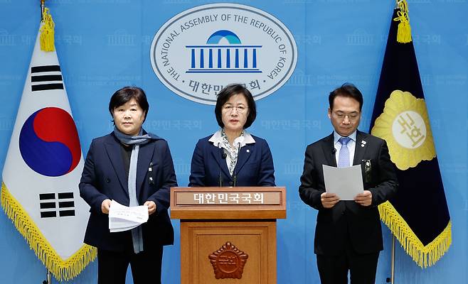 추미애 더불어민주당 윤석열내란 진상조사단장(가운데), 서영교(왼쪽), 박선원 의원이 5일 서울 여의도 국회 소통관에서 윤석열 대통령 체포영장 집행 당시 박종준 경호처장이 발포 명령을 내렸다며 직무 해제를 촉구, 긴급 기자회견을 하고 있다. /뉴스1