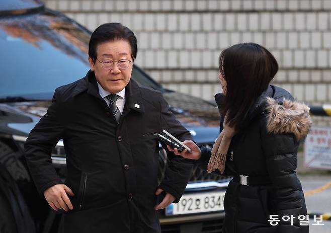 이재명 더불어민주당 대표가 7일 오전 서울 서초구 서울중앙지방법원에서 열린 ‘대장동 배임 및 성남FC 뇌물 혐의’ 1심 속행 공판에 출석하고 있다.  송은석 기자 silverstone@donga.com